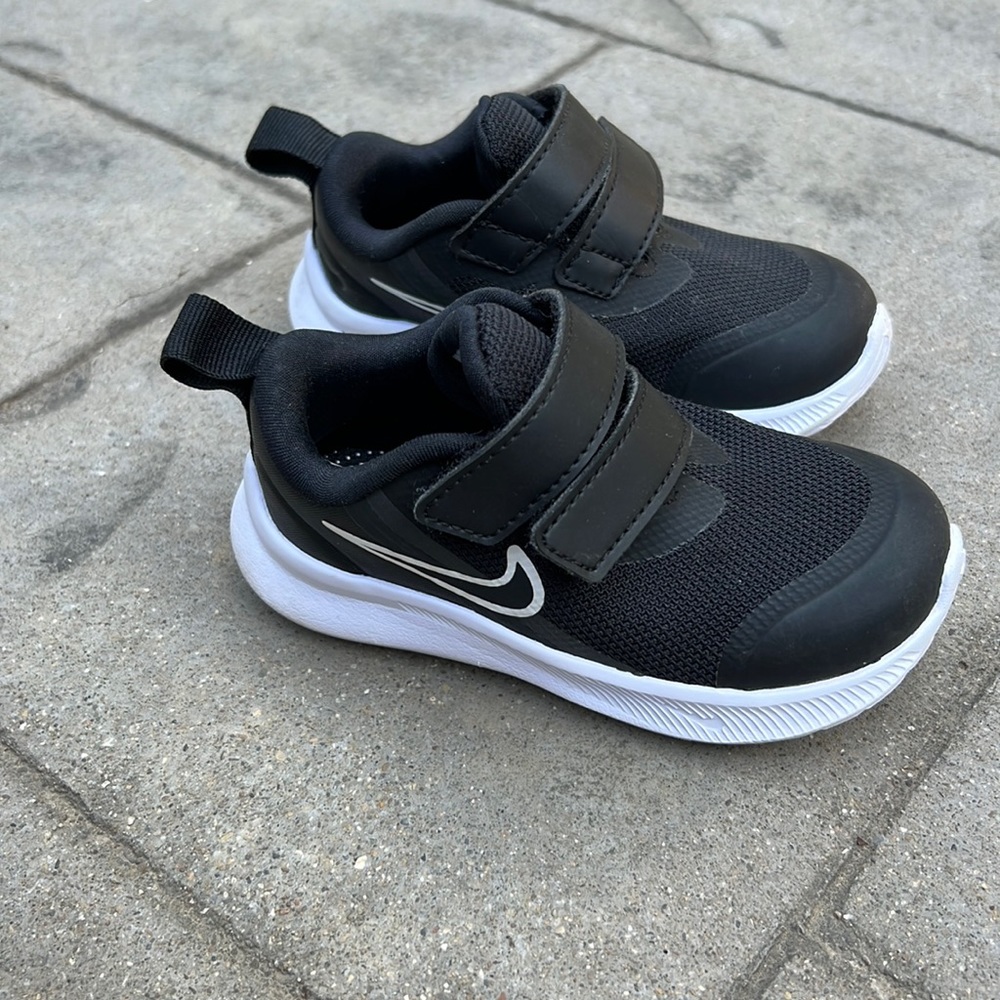 Toddlers size 6 Nike Star Runner shoes